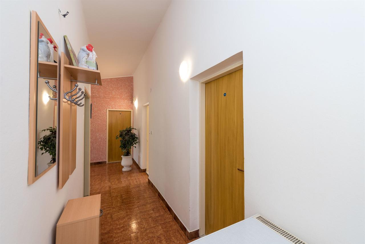 Apartments And Rooms Dragica Starigrad Paklenica Exterior photo